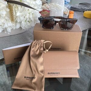 NWOT Burberry sunnies all inclusion.